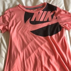 Coral/pink nike t shirt